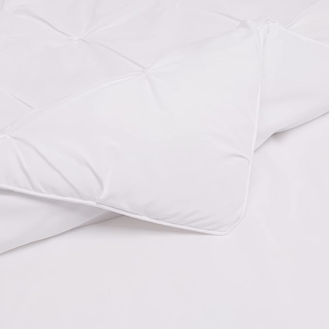 Amazon Basics Soft, Lightweight Queen Size Comforter Sets, All-Season Down-Alternative 3-Piece Bedding Set, Pinch Pleat Design, Full/Queen Size, Bright White