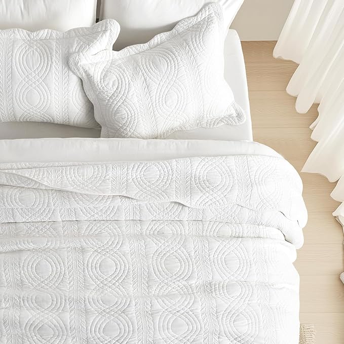 EVERGRACE 100% Cotton Scallop Quilt Set, Queen Size 3 Piece Set – Lightweight Bedspread with 2 Shams, Soft Prewashed Matelasse Coverlet for Cozy and Elegant Bedding, Bright White
