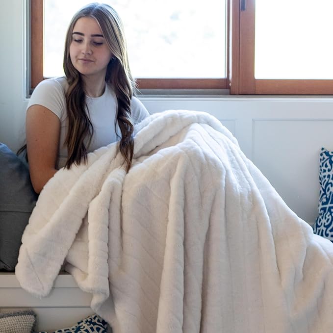 Minky Designs Polar Bear Minky Blanket – Ultra Soft Faux Fur Throw Blanket for Couch, Bed & Home – Fluffy, Warm & Luxurious – Posh Collection (X-Large, 60x84)
