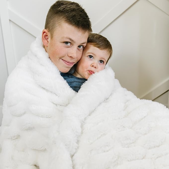 Minky Designs Polar Bear Minky Blanket – Ultra Soft Faux Fur Throw Blanket for Couch, Bed & Home – Fluffy, Warm & Luxurious – Chic Collection (Medium, 50x60)