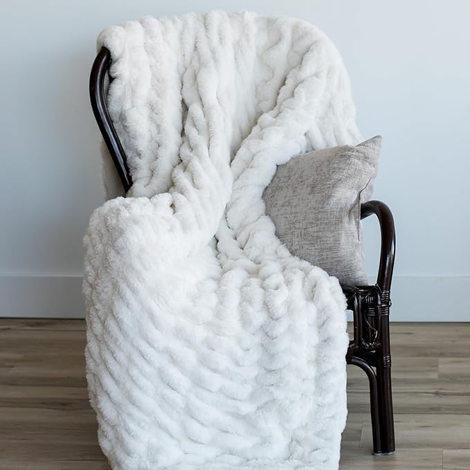 Minky Designs Polar Bear Minky Blanket – Ultra Soft Faux Fur Throw Blanket for Couch, Bed & Home – Fluffy, Warm & Luxurious – Chic Collection (Medium, 50x60)