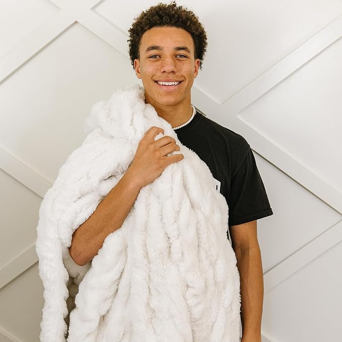 Minky Designs Polar Bear Minky Blanket – Ultra Soft Faux Fur Throw Blanket for Couch, Bed & Home – Fluffy, Warm & Luxurious – Chic Collection (Medium, 50x60)