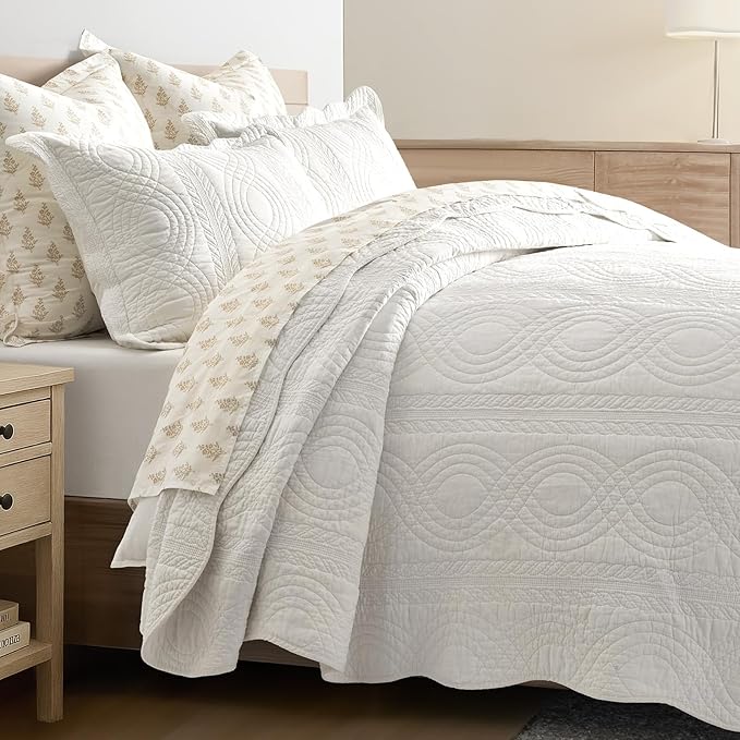 EVERGRACE 100% Cotton Scallop Quilt Set, Queen Size 3 Piece Set – Lightweight Bedspread with 2 Shams, Soft Prewashed Matelasse Coverlet for Cozy and Elegant Bedding, Bright White