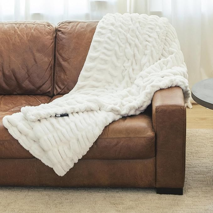 Minky Designs Polar Bear Minky Blanket – Ultra Soft Faux Fur Throw Blanket for Couch, Bed & Home – Fluffy, Warm & Luxurious – Chic Collection (Medium, 50x60)