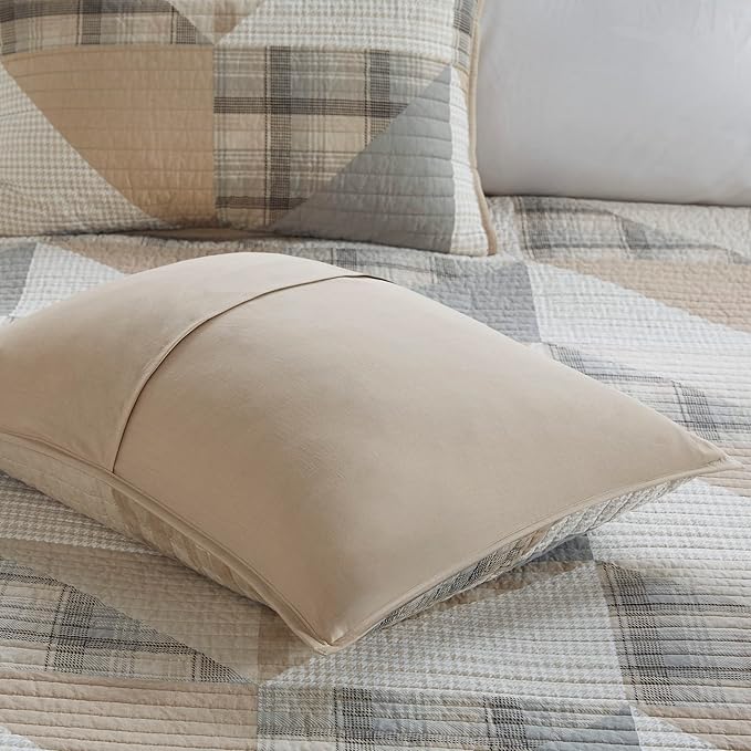 Woolrich Olsen Reversible Quilt Set - Cottage Styling Reversed to Solid Color, All Season Lightweight Coverlet, Cozy Bedding Layer, Matching Shams, Oversized Full/Queen, Geometric Plaid Tan 3 Piece