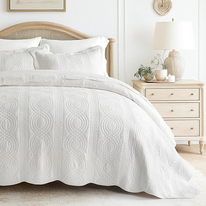 EVERGRACE 100% Cotton Scallop Quilt Set, Queen Size 3 Piece Set – Lightweight Bedspread with 2 Shams, Soft Prewashed Matelasse Coverlet for Cozy and Elegant Bedding, Bright White