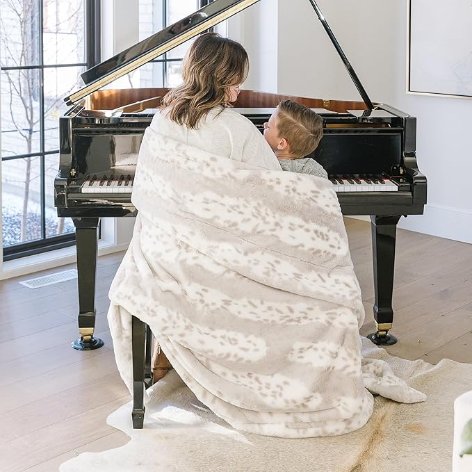 Minky Designs Arctic Lynx Minky Blanket – Ultra Soft Faux Fur Throw Blanket for Couch, Bed & Home – Fluffy, Warm & Luxurious – Posh Collection (Medium, 50x60)