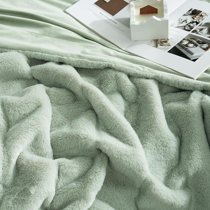 Cozy Bliss Faux Fur Throw Blanket for Couch, Cozy Soft Plush Thick Winter Blanket for Sofa Bedroom Living Room, 50 * 60 Inches Green