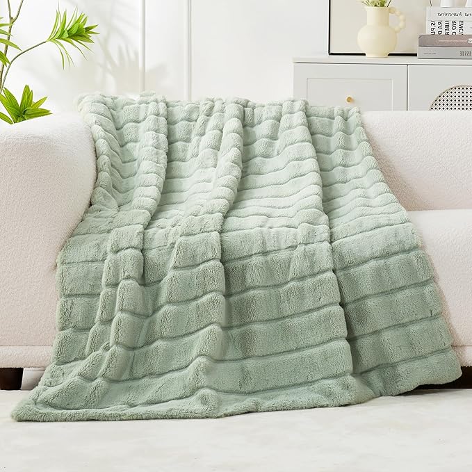 Cozy Bliss Faux Fur Throw Blanket for Couch, Cozy Soft Plush Thick Winter Blanket for Sofa Bedroom Living Room, 60 * 80 Inches Green