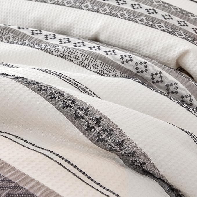 Amazon Basics Waffle Weave Microfiber 3-Piece Duvet Cover Set, Includes 1 Duvet Cover and 2 Pillow Shams, King, Grey Striped
