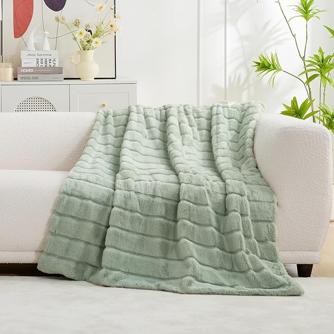 Cozy Bliss Faux Fur Throw Blanket for Couch, Cozy Soft Plush Thick Winter Blanket for Sofa Bedroom Living Room, 50 * 60 Inches Green