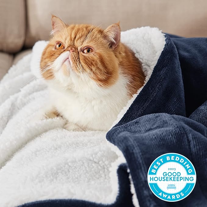 Bedsure GentleSoft Sherpa Fleece Throw Blanket for Couch - Thick and Warm Throw for Women and Men, Soft Fuzzy Plush Blanket for Winter, Navy, 50x60 Inches