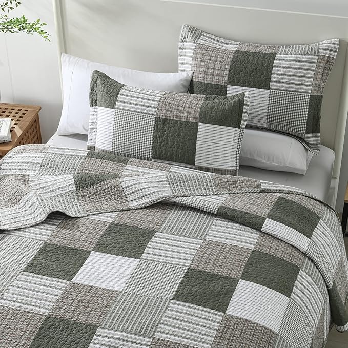 KALOOLA Moonbeam Green Plaid Queen Size Quilt Set - 100% Cotton Lightweight Breathable Quilted Bedspread, All-Season Queen Quilt Bedding Set 3 Pieces, Farmhouse Printed Coverlet for Cozy Comfort