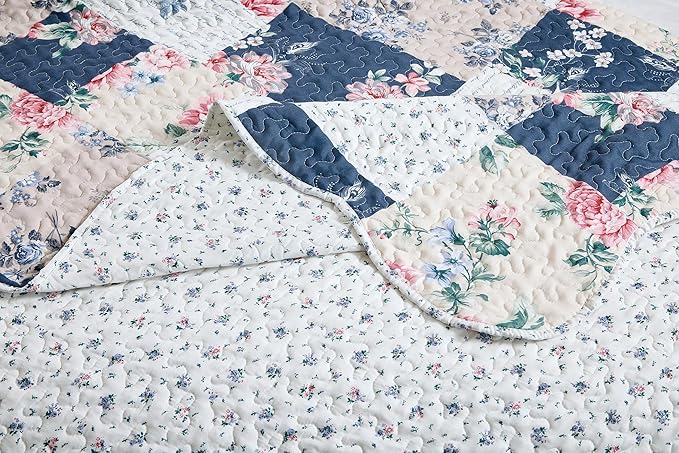 Brilliant Sunshine Roses in Beige Quilt Set, 3-Piece Bedding Sets, Lively Patchwork Design, Washable and Reversible Bedspread, Soft Lightweight Coverlet, All-Season, Full/Queen, Vintage Indigo