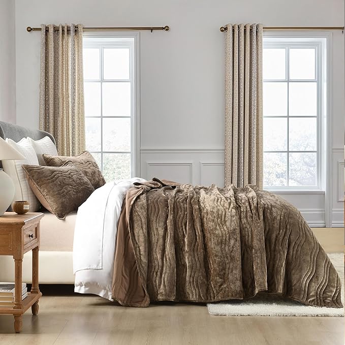 Velvet Quilt Set, Mocha Brown Velvet Quilt Queen Size Comforter Set, Luxury Bedding Soft Plush Bedspread, Machine Washable Coverlet, All-Season 3 Pieces